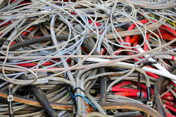 Bir zamanlar elektriği iletmek için kullanılan çok sayıda atık elektrik kablosu şimdi geri dönüşüm için kullanılıyor içindeki değerli bakırı geri almak için.
