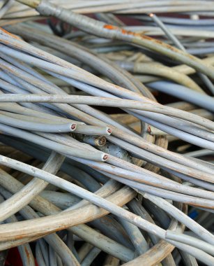 Elektrik kablolarını boşa harcamak ve şimdi de içindeki değerli bakırı geri dönüştürmek için geri dönüşüme yollanmak.