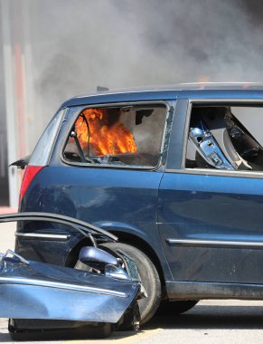 Ayaklanmadan sonra arabanın bagajında yangın alevleri.