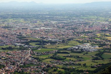 Şehir evleri ve binalarla ovanın kuş bakışı manzarası