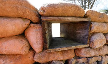 Savaş sırasında askerlerin korunması için kum torbalarıyla kazılmış bir siperde ateş açıldı.