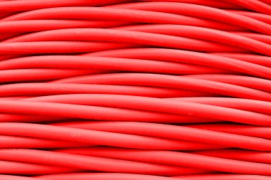 Elektrik santralleri arasındaki yüksek voltaj iletimi için bükülmüş kırmızı elektrik kablosunun arka planı