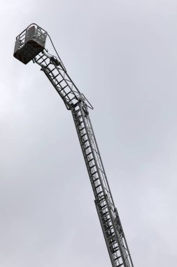 İtfaiye 'nin yüksek merdiveni olan kamyonun metal platformu binaların en yüksek katlarına ulaşmakta kullanılıyordu.