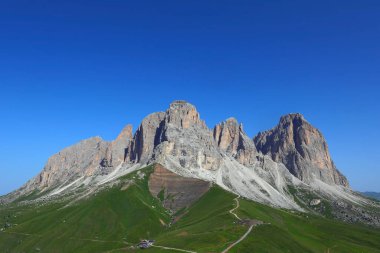 Yaz mevsiminde İtalya 'nın kuzey Alplerinde Dolomite dağlarının zirveleri olan Sasso Lungo' dan oluşan devasa bir dağ grubu.