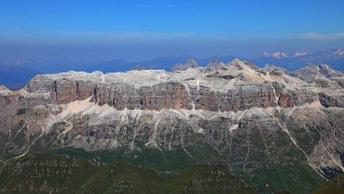 Sass Pordoi Dağı 'nın sağında Piz Boe tepesi ve yukarıda İtalyan Dolomitleri' ndeki Marmolada Dağları 'ndan görülen bir dağ kulübesi var.