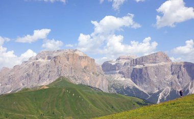 Sella grubunun ve Sasso Pordoi 'nin yaz mevsiminde İtalyan Alpleri' nin güzel Dolomitleri 'nin nefes kesici manzarası.