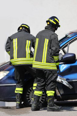 İtfaiyeciler kazadan sonra kurbanları araçtan kurtarmak için güçlü hidrolik makaslar ve yayıcılar kullanarak kaza yapan arabanın kapısını açtılar.