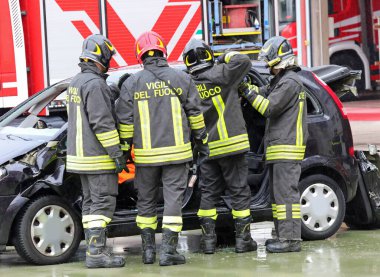 Vicenza, VI, İtalya - 30 Mayıs 2024: Dört İtalyan itfaiyeci trafik kazasından sonra yaralananlara yardım etti