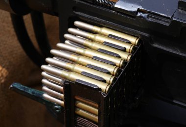 Birinci Dünya Savaşı 'nın tarihi otomatik makineli tüfeğinde kullanılan mermilerin yakın plan görüntüleri.