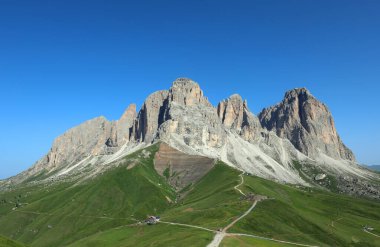 İtalya 'daki Dolomite dağlarının zirveleriyle Sasso Lungo dağ grubunun nefes kesici manzarası.