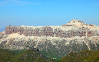Sass Pordoi Dağı ve Piz Boe Zirvesi yaz aylarında Kuzey İtalya 'nın Alp Dağları' ndaki Marmolada Buzulu 'ndan görüldü.