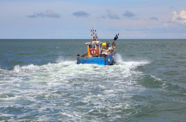 Geceleri balık tutmak için denize açılan küçük bir balıkçı teknesi.