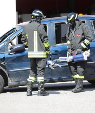 İtfaiyeciler güçlü hidrolik makaslar ve yayıcılar kullanarak trafik kazasından sonra kurbanları araçtan kurtarmak için arabanın kapısını açtılar.