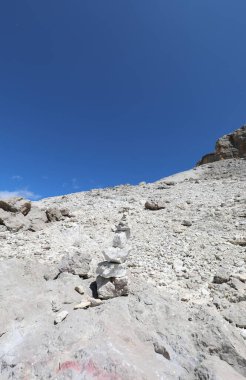 Cairn, dağlarda insan yapımı küçük taş yığınları olarak da bilinir.