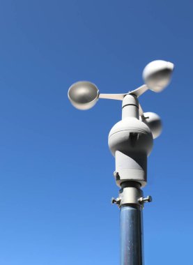 Rüzgâr hızının ve mavi gökyüzünün arka planının kesin ölçümü ve kaydedilmesi için üç yarıküreye sahip anemometre