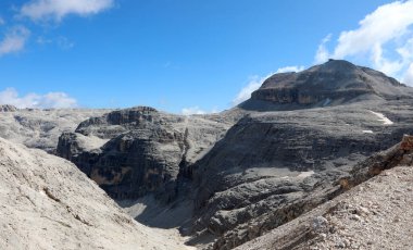 Piz Boe adlı zirvenin manzarası Kuzey İtalya 'daki Dolomitler' de bulunan Capanna Fassa adlı bir Alp Sığınağı ile birlikte.