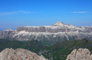 Sass Pordoi Dağı ve Kuzey İtalya 'nın Avrupa Alpleri' nin dağ sırasındaki Marmolada Buzulu 'ndan görülen Piz Boe zirvesi
