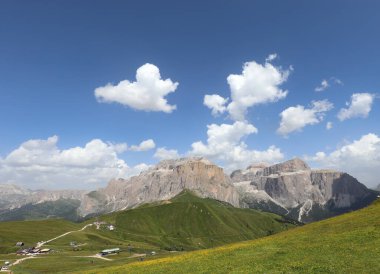 Sella grubunun ve Sass Pordoi 'nin İtalyan Alplerindeki güzel Dolomitlerin manzarası