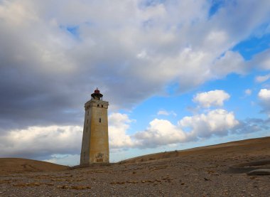 Hjorring, JUT, Danimarka - 25 Ağustos 2024: Rubjerg Knude Deniz Feneri Danimarka dilinde Rubjerg Knude Fyr ile çevrili Jutland yarımadasında
