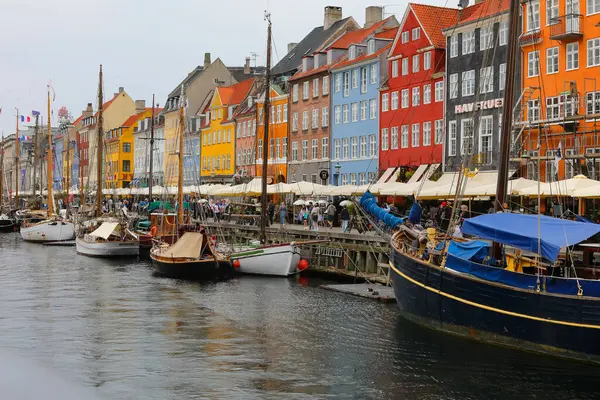 Kopenhag, COP, Danimarka - 22 Ağustos 2024: NYHAVN adlı kanalda renkli evler, birçok bar, restoran ve morred tekne anlamına geliyor.