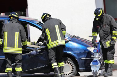 Güçlü makaslar ve hidrolik yayıcılar kullanan itfaiyeciler kazadan sonra kazazedelerin kapılarını açarak araçtaki yaralıları serbest bıraktılar.