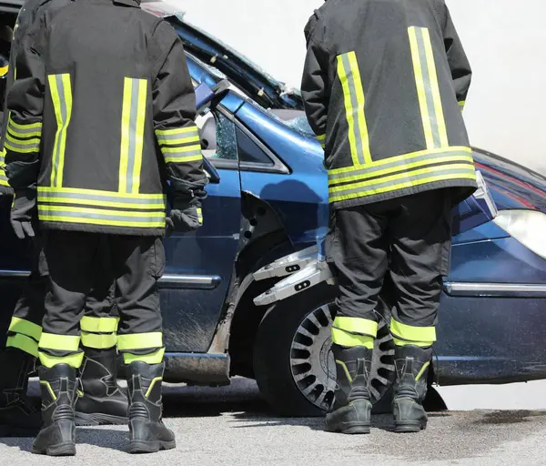 Güçlü makasları ve yayıcıları olan itfaiyeciler kazadan sonra kazazedelerin kapılarını açarak yaralıları serbest bıraktılar.