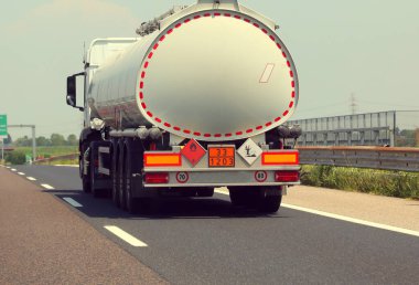 Yakıt istasyonuna ulaşmak için otoyolda hız yaparken yüksek derecede yanıcı yakıt tankeri.