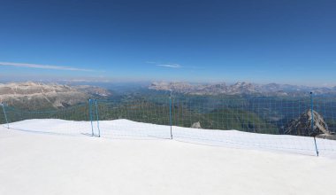 İklim değişikliği nedeniyle eriyen Marmolada buzulunun üzerindeki güvenlik ağı ve kuzey İtalya 'nın Avrupa Alpleri' nin dağ sırasındaki İtalyan Dolomitleri.