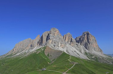 Kuzey İtalya 'daki Dolomites Alplerinde Sassolungo denilen dağların çok yoğun mavi gökyüzü manzarası.