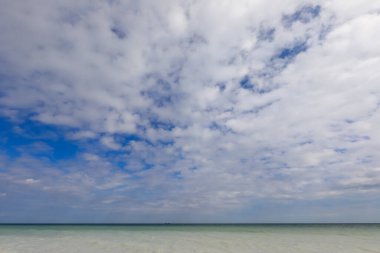 Yoğun mavi gökyüzü ile fantastik deniz suyu ve beyaz bulutlar doğanın bir arka planı olarak ideal.