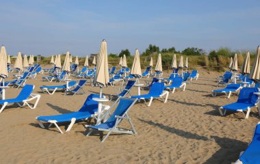 İtalya 'da plaj imtiyazları için düzenlenen grev sırasında güverte sandalyeleri ve şemsiyeli plaj kapalı.