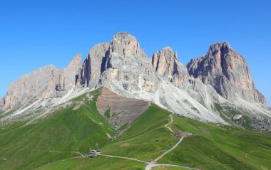 İtalya 'nın Dolomites Alplerinde Sassolungo adlı dağ grubunun nefes kesici manzarası.