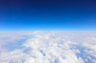 Gökyüzünden mavi gökyüzü ve beyaz bulutların muhteşem manzarası.