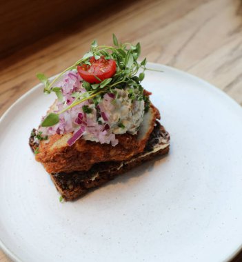 Smorrebrod, İskandinav ülkeleri ve Danimarka 'nın sebze ve kızarmış balıklarla dolu tipik bir doldurulmuş sandviçtir.