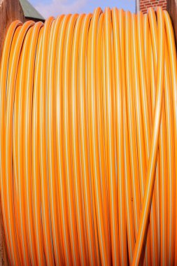 Yüklemeye hazır büyük bir turuncu fiber optik kablo bulunan yüksek hızlı internet altyapısı konuşlandırması