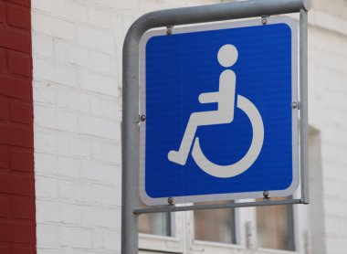 park yerindeki tekerlekli sandalyede sakat insanlara ayrılmış büyük bir sembol.