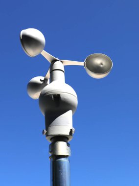 Hava istasyonunda rüzgar hızı ve yönünü ölçmek için kullanılan üç yarıküreyle ANEMOMETER