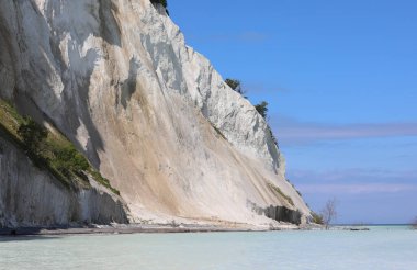 Danimarka 'da kalsiyum karbonattan yapılmış beyaz kayalıklar MONS Klint ve turkuaz deniz