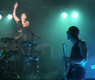 Vicenza, VI, İtalya - 2 Eylül 2024: BOSS DOMS ACHILLE Lauro ile canlı konser sırasında çok ünlü bir gitarist