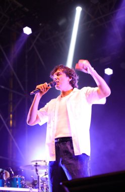 Vicenza, VI, İtalya - 1 Eylül 2024: ERMAL META Canlı Konserde şarkıcı ve müzisyen