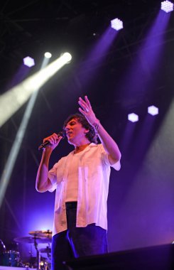 Vicenza, VI, İtalya - 1 Eylül 2024: ERMAL META Canlı Konserde ünlü İtalyan şarkıcı