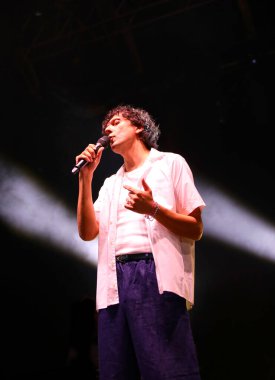 Vicenza, VI, İtalya - 1 Eylül 2024: ERMAL META Canlı Konserde şarkıcı ve müzisyen