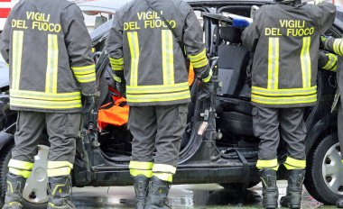 Vicenza, VI, İtalya - 30 Mayıs 2024: itfaiye ekipleri kaza sırasında kaza yapan kişinin içinde bulunduğu kaza sırasında itfaiye üniforması giyiyorlar.