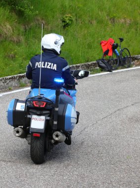 Treviso, TV, İtalya - 25 Mayıs 2024: İtalyan polis motosiklet sürücüsü ve metin anlamı POLİS devriyesi