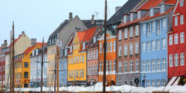 Kopenhag, Kopenhag, Danimarka - 22 Ağustos 2024: NYHAVN adı verilen su yolu kanalında renkli evler, barları ve restoranları olan New Harbour anlamına geliyor.