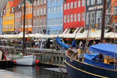 Kopenhag, Kopenhag, Danimarka - 22 Ağustos 2024: NYHAVN kanalında New Harbour ve botlar anlamına gelen renkli evler