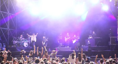 Vicenza, VI, İtalya - 1 Eylül 2024: ERMAL META Sahnede müzik grubuyla konser veren ünlü İtalyan şarkıcı