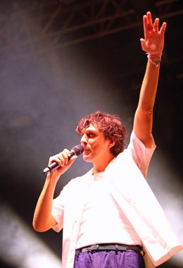 Vicenza, VI, İtalya - 1 Eylül 2024: ERMAL META ünlü bir şarkıcı ve müzisyen