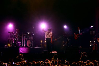 Vicenza, VI, İtalya - 1 Eylül 2024: ERMAL META Orkestrası ile ünlü bir şarkıcı ve daha fazla müzisyen