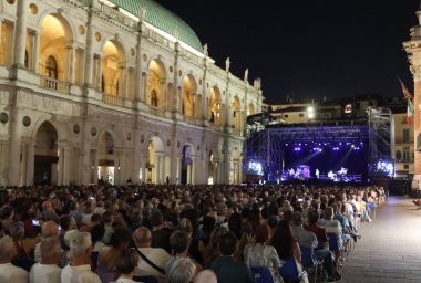 Vicenza, VI, İtalya - 1 Eylül 2024: PFM 'nin canlı konseri sırasında ana meydanda bulunan insanlar